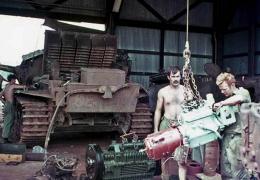 a6 - Tank in for an engine change at the 106 workshop Nui Dat SVN.JPG